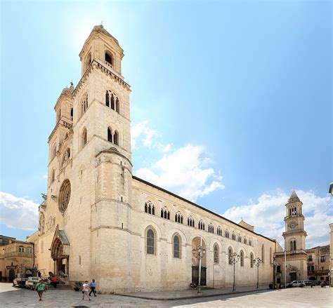 Veduta generale della Cattedrale di Altamura, facciata e campanili