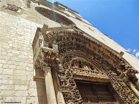 Dettaglio del portale gotico e delle sue sculture sulla facciata della Cattedrale di Altamura