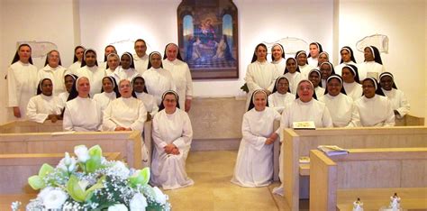 Foto di gruppo delle Domenicane Missionarie del Rosario in missione