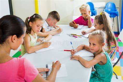 Bambini che giocano e imparano in un'aula della scuola
