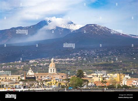 Veduta panoramica di Trecastagni con l'Etna sullo sfondo