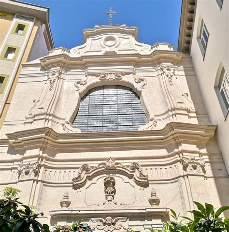 Ritratto di Don Marino Colombo con sfondo della chiesa di San Pietro Martire a Onno