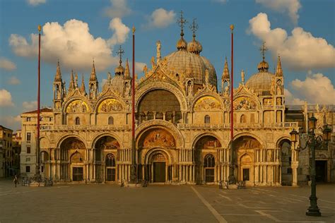 Panoramica della Basilica di San Marco con le sue caratteristiche cupole dorate.