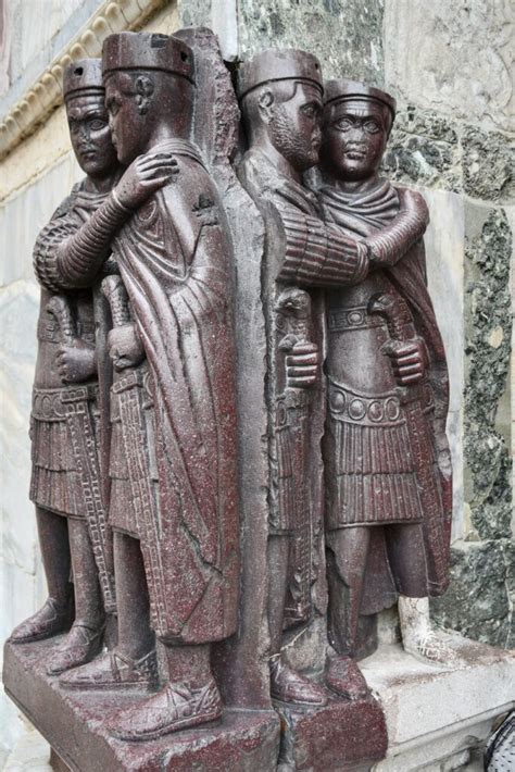 La statua dei quattro tetrarchi, un esempio di scultura romana integrata nell'architettura della Basilica.