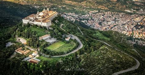 Veduta panoramica dell'Abbazia di Montecassino arroccata sulla montagna