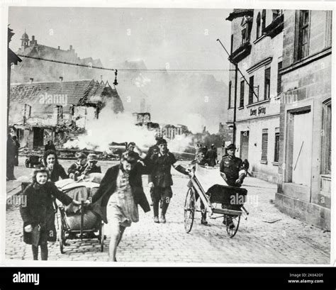 Foto d'epoca dei convogli tedeschi che trasportano le casse con le opere d'arte