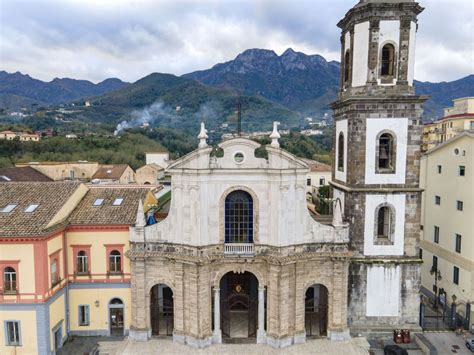 Immagine esterna del Santuario di San Francesco e Sant'Antonio a Cava de' Tirreni, con la facciata riccamente adornata