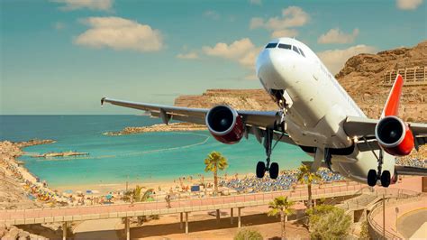 Scena turistica vivace alle Canarie, con una spiaggia affollata e hotel sullo sfondo