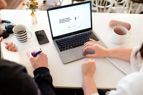 Persona che lavora con un laptop in un moderno spazio di co-working alle Canarie