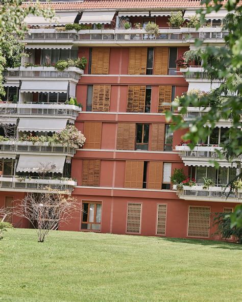 Palazzi residenziali con balconi e vista mare in una città delle Canarie