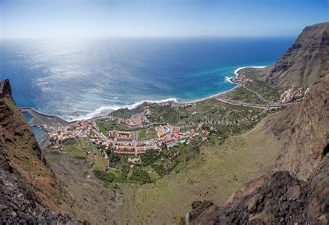 Vista panoramica di Valle Gran Rey a La Gomera con le montagne e il mare