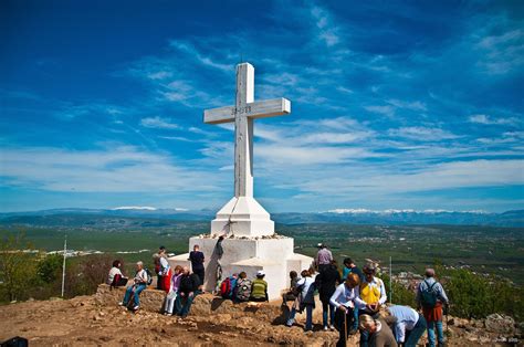 Foto del Monte Križevac con la grande croce