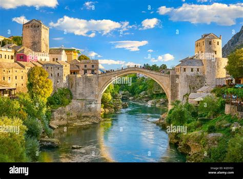 Foto dello Stari Most a Mostar al tramonto