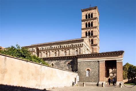 Veduta d'insieme dell'Abbazia di Santa Maria di Grottaferrata con la cinta muraria e le torri