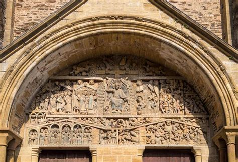 Dettaglio di un'opera fiamminga con architettura romanica e simbolismo della rovina.