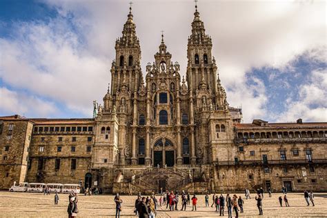 Plaza del Obradoiro e la Cattedrale di Santiago de Compostela con pellegrini