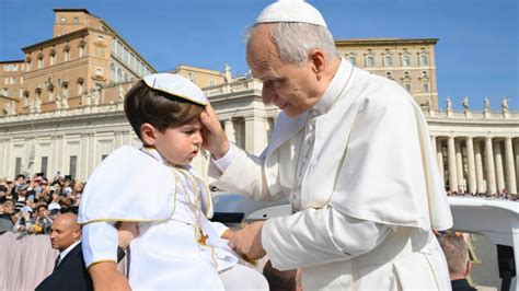 Giovani in pellegrinaggio e il Papa che benedice i doni per la GMG