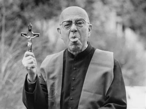 Ritratto fotografico di Padre Gabriele Amorth durante lo svolgimento del suo ministero di esorcista.