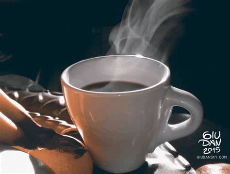 gif animata con tazza di caffè fumante e auguri di onomastico