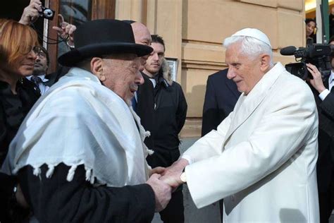 Rabbino Elio Toaff in un momento di celebrazione