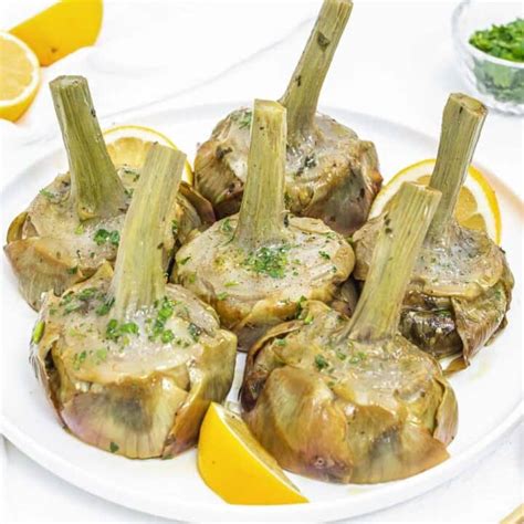 Cardinalizia riunione informale davanti a un piatto di carciofi alla romana