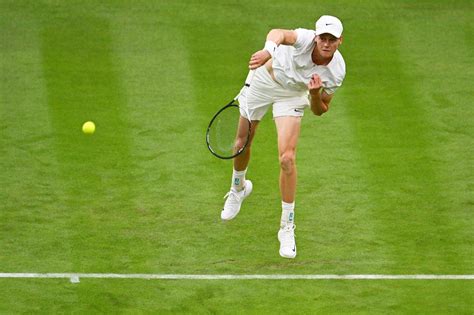 Cardinale mentre gioca a tennis su un campo