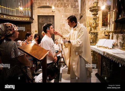 Una chiesa cattolica con un sacerdote che parla ai fedeli