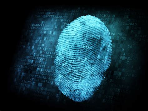 Copertina di una serie TV crime con elementi investigativi come impronte digitali e documenti