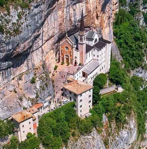 Veduta esterna del Santuario della Madonna della Corona incastonato nella parete rocciosa