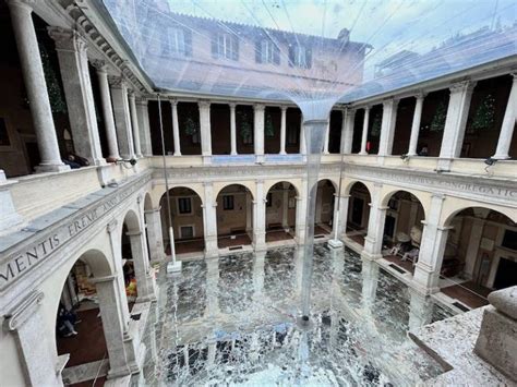 dettaglio architettonico delle logge del Chiostro del Bramante