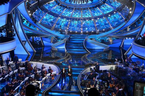 Una foto di Amedeo Minghi sul palco del Festival di Sanremo