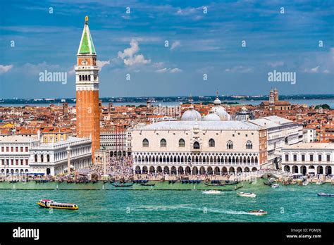 Veduta aerea di Piazza San Marco a Venezia e Prato della Valle a Padova