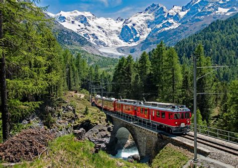 Il treno Bernina Express nel paesaggio alpino