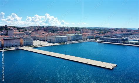 Panorama del Molo Audace a Trieste e il Sacrario di Redipuglia