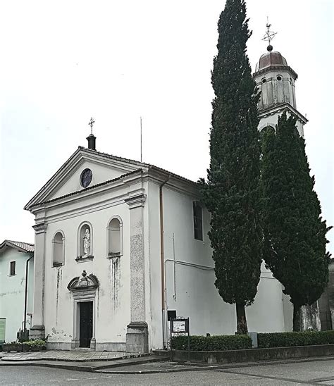 Interno della Chiesa di Mariano del Friuli con dettagli dell'altare maggiore e laterali
