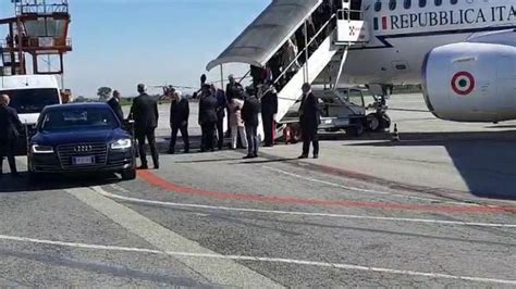Zelensky scende dall'aereo all'aeroporto di Roma