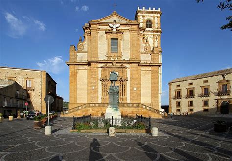 Esterno della Basilica Cattedrale di Piazza Armerina con vista panoramica
