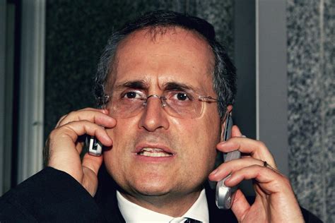Claudio Lotito al telefono in strada, ripreso da un balcone