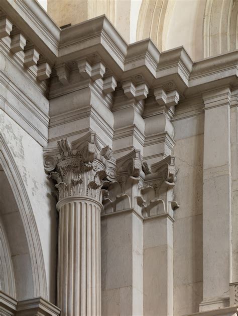 Dettaglio delle colonne all'interno della Basilica con capitelli corinzi compositi