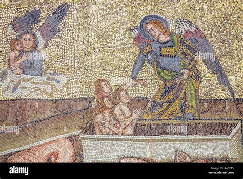 Dettaglio del mosaico del Giudizio Universale: la Psicostasi con l'Arcangelo Michele che pesa le anime
