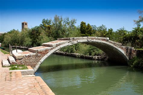 Il Ponte del Diavolo a Torcello, iconico per la sua architettura senza parapetti