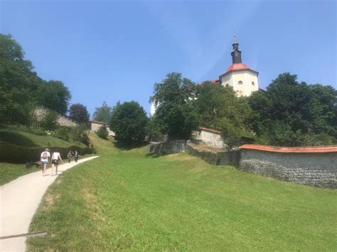 Veduta panoramica di Skofja Loka con il castello e i tetti rossi