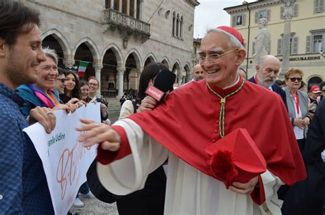 Foto dell'arcivescovo Riccardo Lamba durante una cerimonia religiosa
