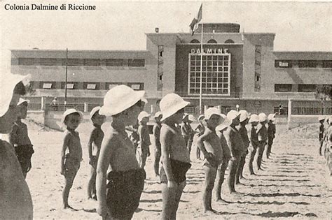 Foto storica di bambini in una colonia estiva della POA