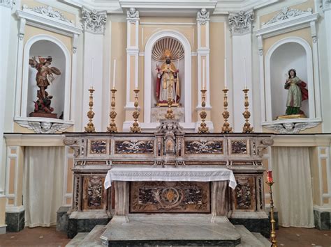 Foto interni della Chiesa di San Lorenzo Martire con affreschi
