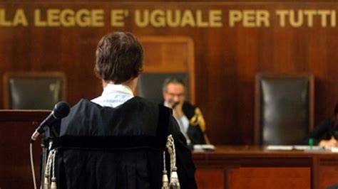 Foto di un tribunale o di documenti legali