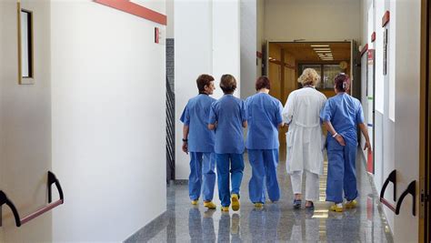 Foto di operatori sanitari in divisa anti-COVID