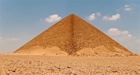 Veduta aerea delle piramidi di Dahshur, inclusa la Piramide Romboidale e la Piramide Rossa