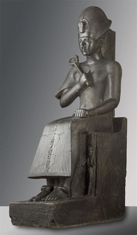 Statua colossale di Ramesse II esposta nel museo all'aperto di Menfi