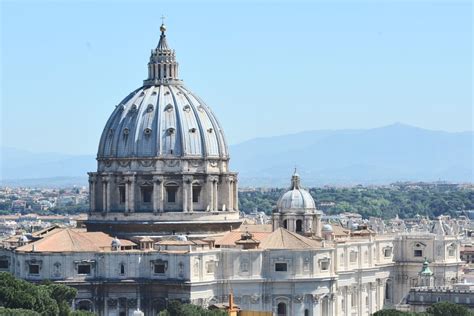 immagine di San Pietro a Roma, sede della Santa Sede, per contestualizzare l'intervento ecclesiale